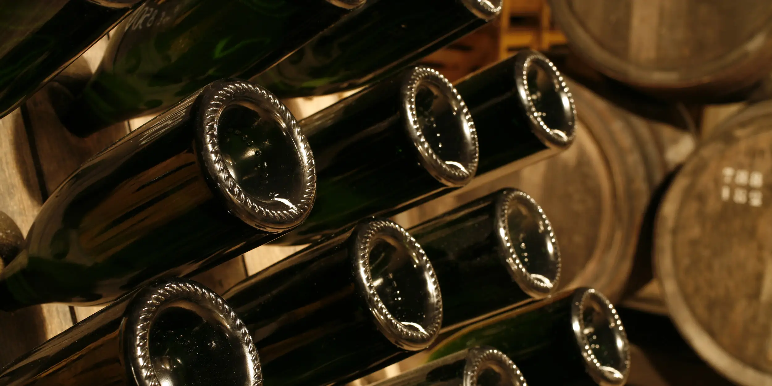 Bouteilles de Champagne qui reposent sur en cave sur un pupitre en bois