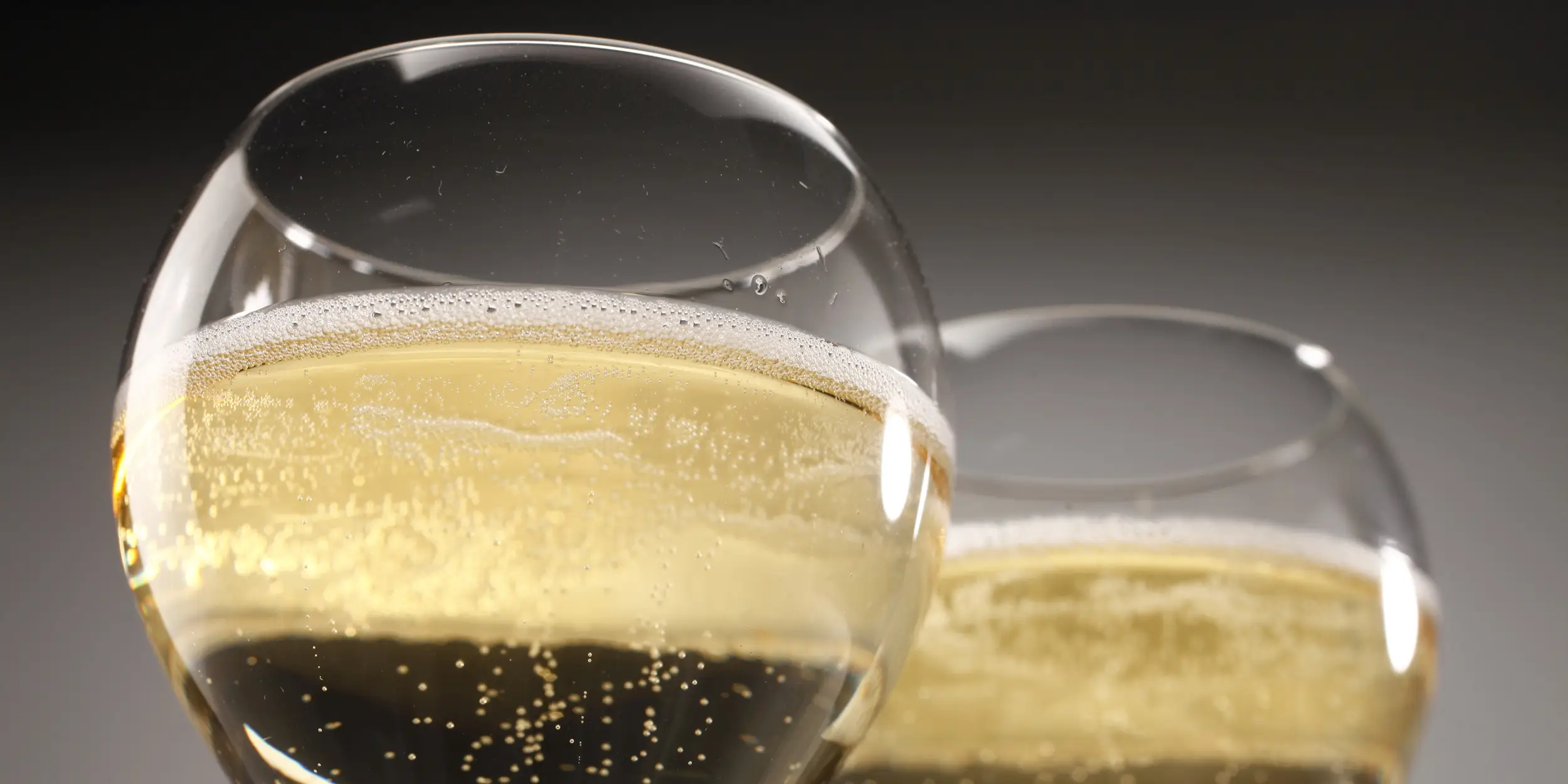 2 coupes de Champagnes remplies et prêtes à être consommées